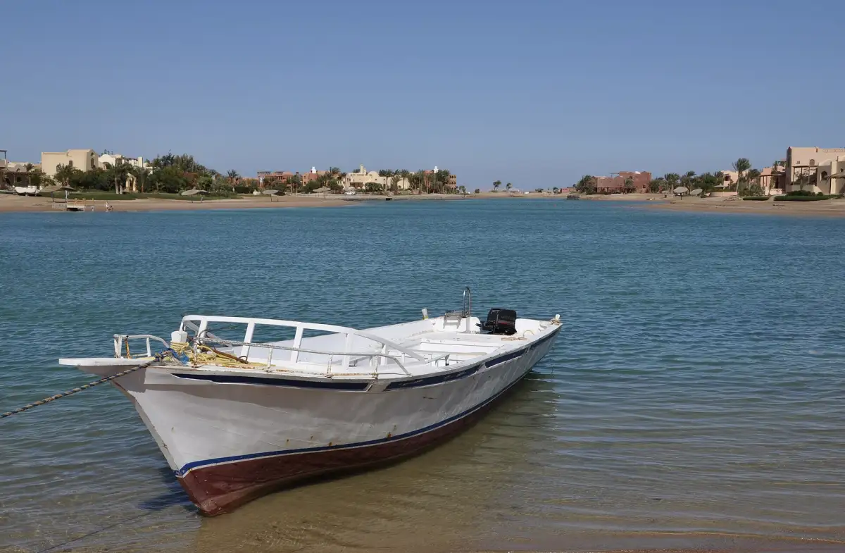 A small boat on the El Gouna lagoon